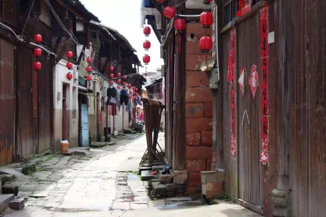 救援困倦的男孩